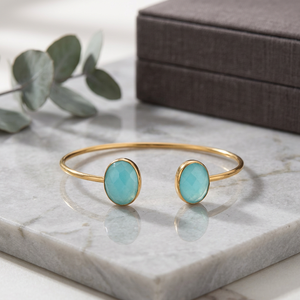 Bracelet manchette plaqué or avec deux pierres ovales en turquoise serties clos, bijou classique unisexe - Product Image 3