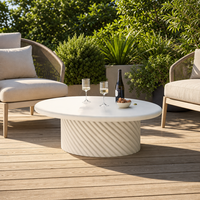 Table basse ronde en fibre de verre pour extérieur, table de patio moderne avec base côtelée, mobilier commercial personnalisé pour hôtels, complexes hôteliers, cafés, projets en gros