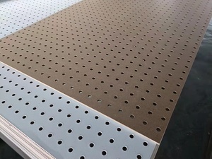 Pantalla de tablero de clavijas de MDF de diseño moderno con ganchos E1 Tablero duro de madera decorativo estándar Cumple con emisiones de formaldehído - Product Image 3