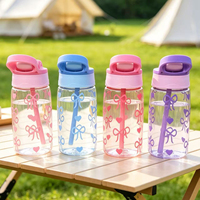 Bouteilles d'eau transparentes de 500 ml/16,9 oz imprimées avec motifs mignons d'amour et de nœuds, équipées d'une paille, pour enfants, vente en gros au choix