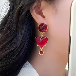 Boucles d'oreilles pendantes géométriques en forme de cœur pour femme, style rétro français, couleur bordeaux, en cuivre rouge et résine, accessoire de mode de luxe léger - Product Image 3