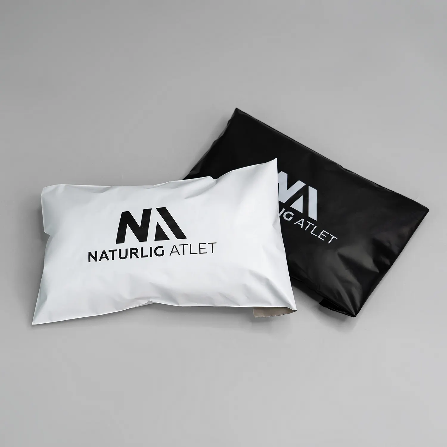 पॉली मेलर बड़ी काली और सफेद पैकेजिंग ए3 मेलिंग पॉलीमेलर्स शिपिंग बैग कपड़ों के लिए उत्पादों की डिलीवरी डाक मेल