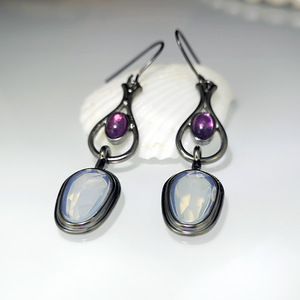 Orecchini Pendenti Stile Vintage con Accento di Colore Viola, Accessori di Moda per Donne - Product Image 4
