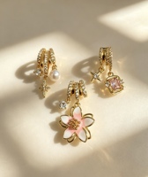 YWXS Breloques pendantes plaquées or 18 carats avec fleur en émail, zircon et perle pour la fabrication de bijoux DIY (boucles d'oreilles)