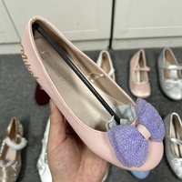 Chaussures de princesse pour filles en gros, chaussures d'école argentées et blanches à semelle souple pour enfants, chaussures de danse, modèles variés, stock à prix réduit