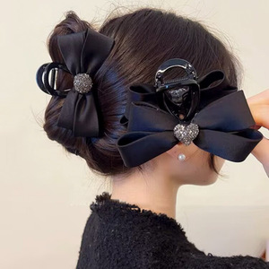 Elegant and stylish double-sided heart-shaped hair <b>clip</b>, black camellia shark claw <b>clip</b>, medium size, high-end updo <b>clip</b>. - Product Image 2