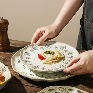 Assiettes en grès japonais rustique moucheté, bord ondulé irrégulier, motif poissons et pissenlits, vaisselle en céramique pour la restauration en gros - Product Image 4