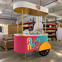 Chariot à desserts coloré avec auvent et corps nervuré pour la présentation de glaces et de bâtonnets glacés, idéal pour les mariages, les anniversaires et les événements