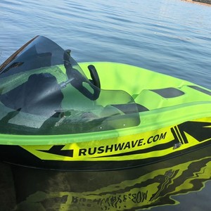 Tabla de surf eléctrica RUSH WAVE de 16 pulgadas, embarcación portátil para deportes acuáticos en lagos y ríos, para principiantes. - Product Image 3