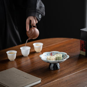 Vassoio per Frutta in Ceramica Blu e Bianco Design con Piedistallo Stile Cinese Piccolo Piatto per Tè Semi di Melone Frutta Piatto Decorato Usa e Getta - Product Image 4