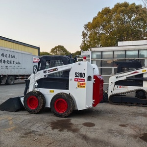 Chargeuse compacte S300 d'occasion avec moteur Kubota d'origine USA et accessoires - Product Image 3