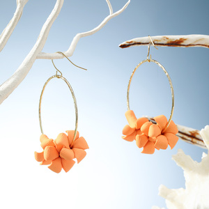 Оптовые гавайские украшения: серьги-кольца с тремя глиняными цветами однотонного цвета для женщин - Product Image 1