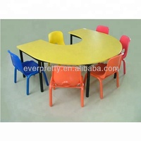 Vente directe d'usine d'une table d'étude moderne en forme de U et d'un ensemble de chaises en plastique pour enfants meubles en bois mignons pour l'école maternelle