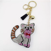 Porte-clés best-seller en forme de chat rose à longue queue, orné de strass étincelants et de pompons, idéal pour sacs et voitures