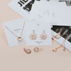 Cartes de présentation de bijoux en carton blanc 8x8cm avec trous de 2mm pour boucles d'oreilles, colliers, étiquettes d'emballage DIY - Product Image 3