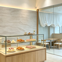 Vitrine à desserts sur mesure avec éclairage LED de luxe, design intérieur de boutique de desserts
