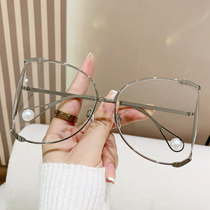 Occhiali da Sole <span class=keywords><strong>in</strong></span> Metallo UV400 di Design, Oversize, Certificati Global Recycled Standard, Adatti per Prendere il Sole a Bordo Piscina o <span class=keywords><strong>in</strong></span> Spiaggia - Product Image 6