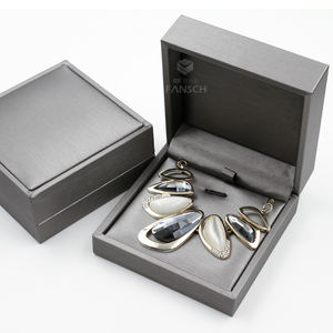 Échantillon gratuit <span class=keywords><strong>prix</strong></span> de gros étui à bijoux en cuir PU gris personnalisé boîte d'emballage de bijoux de luxe gris collier bague bracelet - Product Image 2