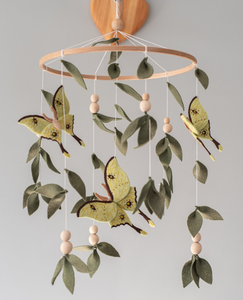 Butterfly baby mobile Lunar moth mobile per culla woods baby nursery mobile neonato appeso feltro minimalista baby mobile - Product Image 5