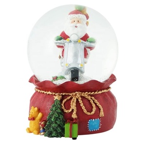 Handgemachte Schneekugel Santa im Schlitten harz Handwerk Schneeball Weihnachten Wasser kugeln Großhandel - Product Image 5