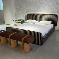 Lit plateforme de luxe en tissu rayé doux et rembourré avec garniture bouclée, écologique, tailles personnalisables, pour chambre à coucher