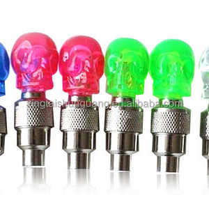 Luces LED intermitentes de colores superbrillantes para montar en bicicleta al aire libre, lámpara de radios de rueda <span class=keywords><strong>impermeable</strong></span>, válvula de forma de 2 piezas alimentada por batería - Product Image 4