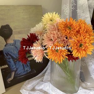 Bouquet de fleurs artificielles réalistes en soie pour la décoration intérieure et les accessoires de photographie en blanc, rouge, orange, crème, jaune, rose clair - Product Image 1
