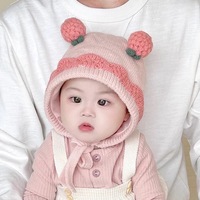 Gorro de bebé bonito de invierno con protección para los oídos de encaje gorro de punto de fresa para niños y niñas tela común
