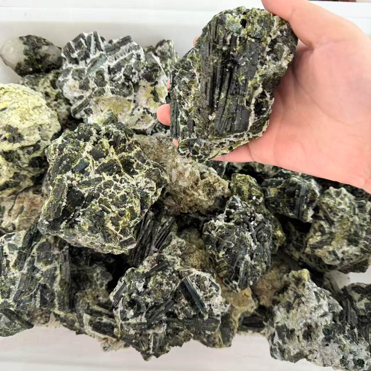 Pietra grezza di tormalina verde