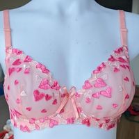 Ensemble soutien-gorge à armatures et string assorti en dentelle rose sexy avec broderie cœur et nœud à boutons pour femme - Vente en gros usine