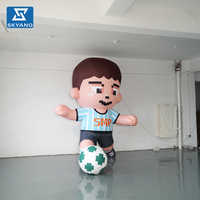Modèle de personnage gonflable personnalisé de garçon jouant au football pour la décoration publicitaire d'événements sportifs en extérieur et de sites touristiques