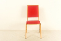 Chaise de banquet en tissu rouge sur mesure de qualité commerciale, avec cadre en métal doré, dossier carré, empilable, pour hôtel et événements