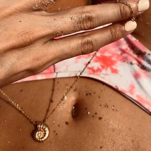 Europa Estados Unidos INS Wind Marine Series Versátil Oro de 18 quilates Acero inoxidable Concha Colgante Collar Moda Diseño que no se decolora - Product Image 3