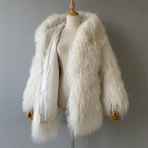 2024 abiti alla <span class=keywords><strong>moda</strong></span> abbigliamento esterno da donna lunghi cappotti con cappuccio <span class=keywords><strong>in</strong></span> vera pelliccia mongolena naturale cappotto invernale - Product Image 3