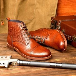 Bottes de travail rétro marron en cuir de vachette pur avec texture résistante à l'usure. Elles sont des bottines d'extérieur élégantes et luxueuses. - Product Image 4