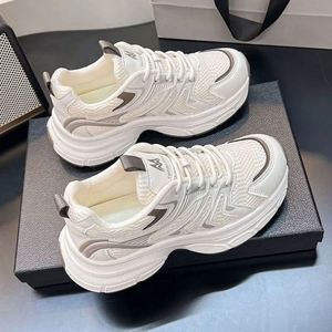 Baskets Chunky Tendance pour Femmes, Légères avec Semelle Épaisse, Polyvalentes, Décontractées, Petites Chaussures de Course Blanches - Product Image 4