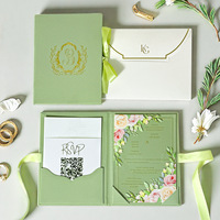 Invitations de mariage de luxe en velours vert sauge et noir avec monogramme doré en relief sur carte acrylique et enveloppe
