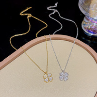 Collier tendance en acier inoxydable torsadé avec pendentif cœur romantique et trèfle à quatre feuilles en zircon pour femme – Accessoire quotidien