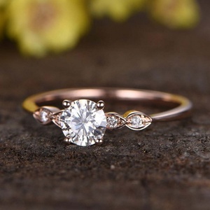 แหวนหมั้นเพชรโมอิสซาไนต์ทรงกลม 0.5 กะรัต ทองคำชมพู 14k แบบสามเม็ดซ้อน - Product Image 3