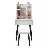 Miroir éclairé professionnel moderne avec étagères décoratives, pieds noirs robustes, table de maquillage pour rangement de produits de beauté