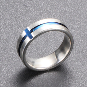 Anillo de acero de titanio de 6 mm con incrustaciones de cruz de resina epoxi azul, joyería de compromiso para mujer - Product Image 3