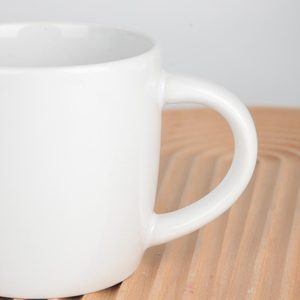 ロゴプリント入り昇華プリントのおしゃれなコーヒーラテ用白いセラミック製カプチーノ・紅茶・コーヒーマグカップ（取っ手付き） - Product Image 6