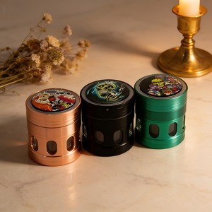 Accessoire pour fumeurs, moulin à herbes en métal personnalisé de 63 mm, moulin à <span class=keywords><strong>tabac</strong></span> portable à 4 pièces avec lumière LED - Product Image 1
