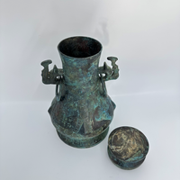 Bronze Hu Ancien Navire à eau de vin artisanal en métal avec oreilles en forme d'anneau Transport facile en raison de la méthode de coulée par moule en section