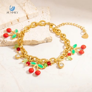 SUMMLY Luz de lujo al por mayor personalizado de alta calidad cereza encanto pulsera 18K chapado <span class=keywords><strong>en</strong></span> <span class=keywords><strong>oro</strong></span> brazaletes de acero inoxidable - Product Image 1