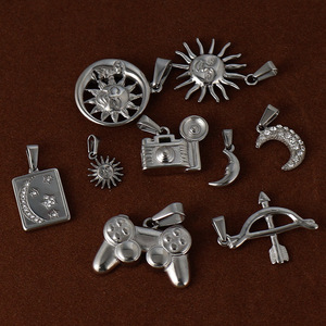 Thép không gỉ mặt trời, mặt trăng, máy ảnh và trò chơi điều khiển mặt dây chuyền CZ Celestial Sunshine Crescent Moon Charm - Product Image 3