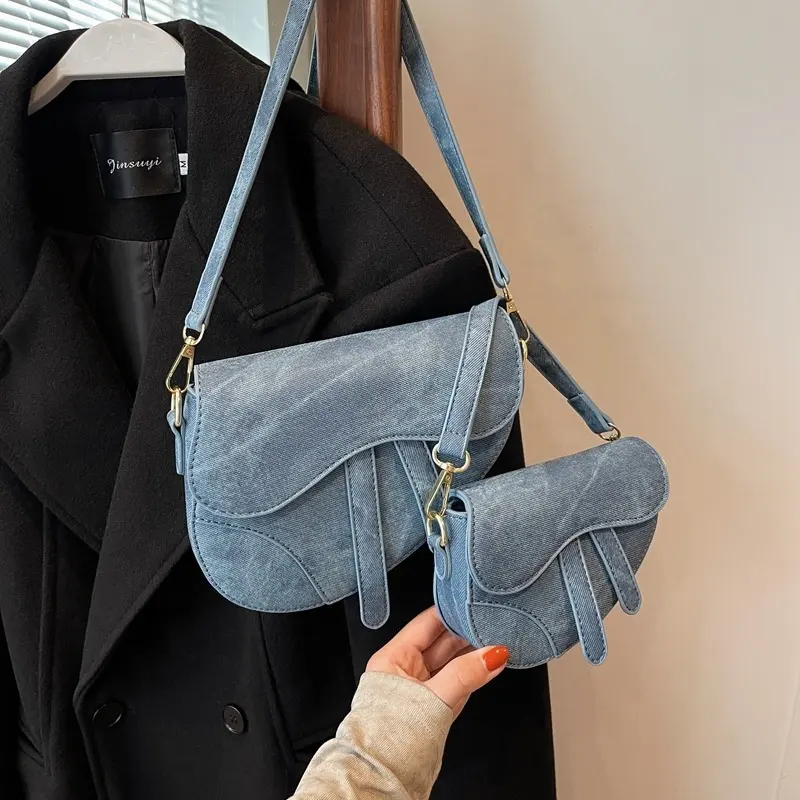 2024 sıcak tasarımcı bayanlar çanta yeni stil açık mavi Jean el çantaları bayanlar pamuk çantalar Mini kadınlar eyer Crossbody çanta