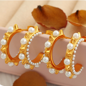 Boucles d'oreilles créoles torsadées en acier inoxydable plaqué or 18 carats PVD de haute qualité, avec zircons et perles, style tendance - Product Image 2