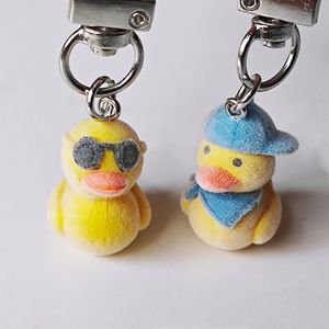 かわいい漫画のアヒルキーホルダー ミニ3Dフロッキングアヒルの子キーリング フロッキングクラフトアニマルチャームペンダント 車のキーデコレーション パーティーギフト - Product Image 1