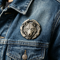 Badges métalliques 3D personnalisés en relief animalier, épingles de revers moulées sous pression, motifs loup, cerf, aigle, cheval, style antique